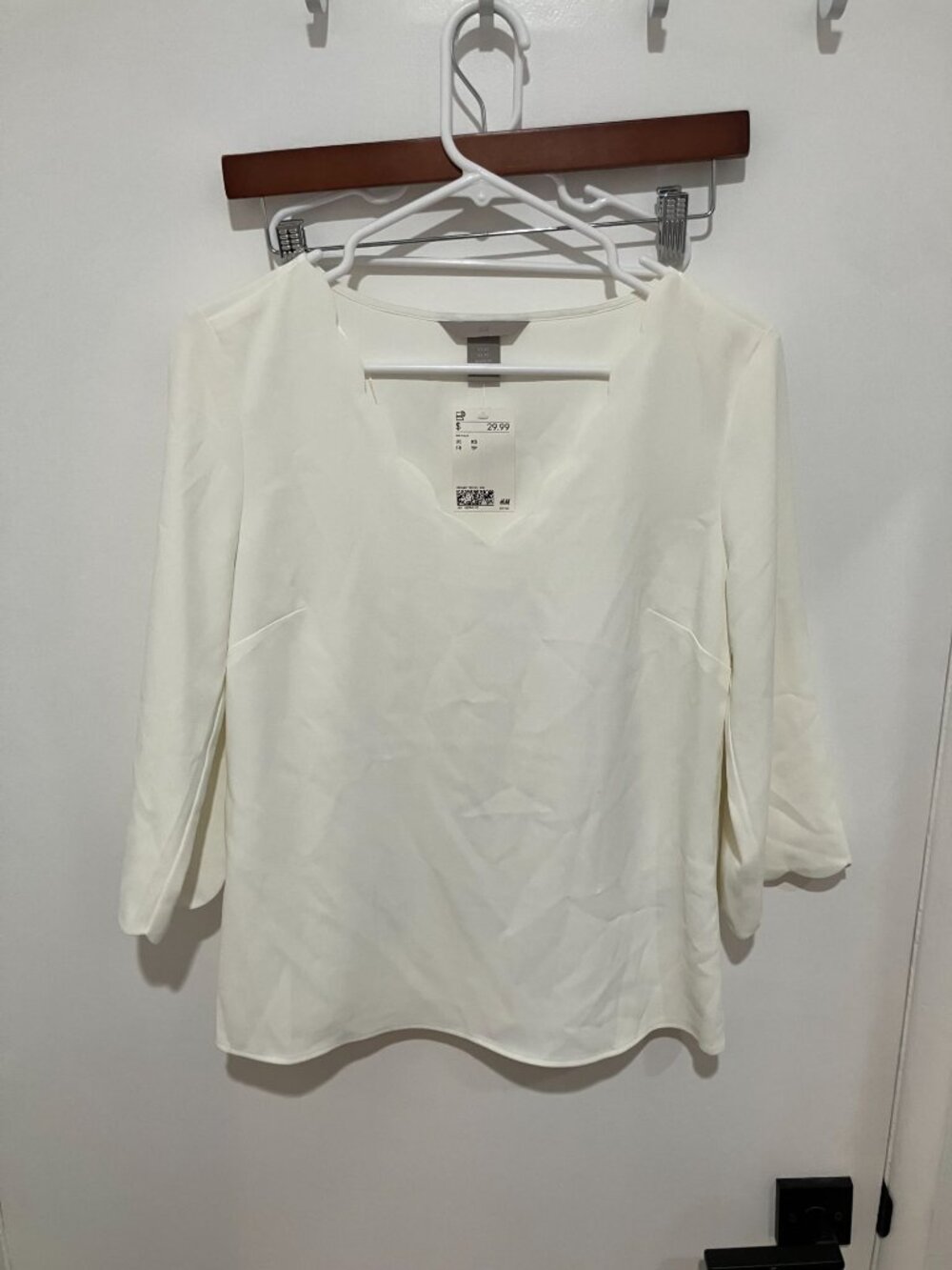 H&M Scalloped V-Neck Blouse White 3/4 Split Sleeve Top Size XS NWT